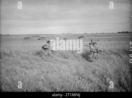 Réservoirs britannique No de l'Europe de la Division d'infanterie 1944-1945 15 l'avance à travers les champs ouverts appuyée par des chars Churchill du 7e Royal Tank Regiment (31e Brigade), au cours de l'opération Epsom, Normandie, 28 juin 1944. Banque D'Images