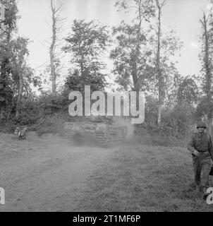 Réservoirs britannique No de l'Europe 1944-1945 un char Churchill se déplace vers le haut en prévision d'une attaque en direction de la vallée de l'Odon Evrecy, Normandie, 16 juillet 1944. Banque D'Images