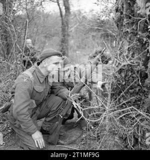 Une patrouille du 2e Royal Inniskilling Fusiliers à Anzio, Italie, mars 1944. Une patrouille du 2e Royal Inniskilling Fusiliers à Anzio, 20-21 mars 1944. Les hommes sont légèrement équipés, et à l'usure et à semelles de crêpe duvet les bottes de patrouille. Banque D'Images