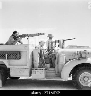 Le Long Range Desert Group lrdg) pendant la Seconde Guerre mondiale une pose vue rapprochée d'un camion Chevrolet et ses trois hommes d'équipage dans le désert occidental. L'artilleur à côté du conducteur est affecté à un poste de mitrailleuse Breda Italienne, tandis que le soldat dans le dos est prêt avec la mitrailleuse Lewis. Banque D'Images