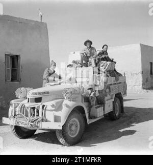 Le Long Range Desert Group lrdg) en Afrique du Nord pendant la Seconde Guerre mondiale un camion Chevrolet chargé sur le point de partir en patrouille de Siwa. Ce véhicule a été affecté par les néo-zélandais, dont beaucoup ont rejoint le Long Range Desert Group en 1940 d'un envoi de troupes qui se sont retrouvés à Alexandrie sans leurs armes et d'équipements, qui avaient été perdus en mer. Banque D'Images