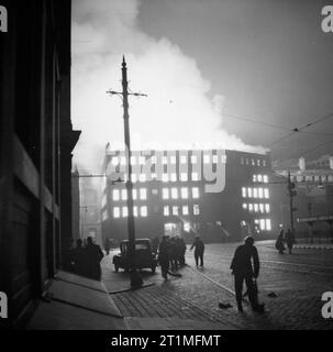 Le Blitz de Manchester bâtiments entourant une station de bus dans la région de Manchester à brûler après un raid aérien allemand dans la nuit du 23 décembre 1940. Banque D'Images