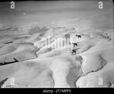 L'Armée de l'Air polonaise en Grande-Bretagne, 1940-1947 Trois Westland Lysander Mark IIIAs Fighter-Reconnaissance polonaise de No 309 Squadron RAF (partie de l'Armée de la RAF), commande de la coopération basés à Dunino, Fife, sur une formation de reconnaissance photographique - sortie sur la neige-couvertes Scottish hills. Banque D'Images