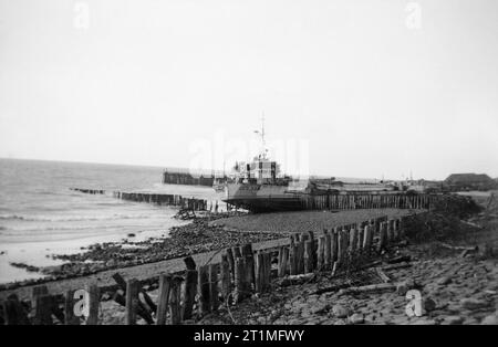 Invasion de l'île Walcheren [westkapelle] l'occupation de l'île Walcheren va vite. Le rinçage est aux mains des Britanniques et des troupes fanning out à l'Ouest sont proches de la Marine Commandos descendant du pont (Weskapelle où ces photos ont été prises). Cette image montre l'épave d'un bateau de débarquement sur la plage de Walcheren. Banque D'Images