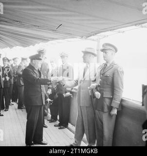 Winston Churchill pendant la Seconde Guerre mondiale, le président américain Franklin D. Roosevelt reçoit une lettre personnelle écrite par le roi George VI à partir du premier ministre Winston Churchill à bord du croiseur USS Augusta au cours de la Conférence de l'Atlantique en août 1941. Banque D'Images