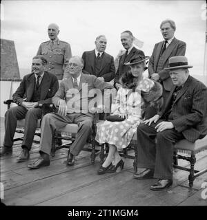 Winston Churchill à la Conférence de Québec, août 1943 Dignitaires sur la terrasse à la citadelle surplombant le port de Québec, le 18 août 1943. Assis sont Anthony Eden (secrétaire des Affaires étrangères) ; le Président Roosevelt ; la comtesse d'Athlone ; Winston Churchill. Comité permanent sont le comte d'Athlone (Gouverneur général du Canada) ; Mackenzie King (premier ministre du Canada) ; sir Alexander Cadogan (Permanent Sous Secrétaire aux affaires étrangères) ; Brendan Bracken (Ministre de l'information). Banque D'Images