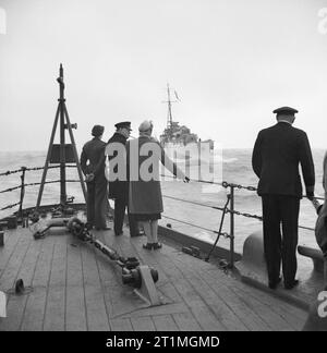 Winston Churchill pendant la Seconde Guerre mondiale, le Premier ministre britannique Winston Churchill, sa femme, Clementine, et sa fille, Mary, à bord du cuirassé HMS Renown durant leur voyage de retour au Royaume-Uni en provenance des États-Unis et du Canada en septembre 1943. Banque D'Images