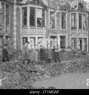 Winston Churchill pendant la Seconde Guerre mondiale au Royaume-Uni Winston Churchill inspecte les maisons endommagées par la bombe à Bristol le 12 avril 1941. Il était accompagné de John Winant, l'ambassadeur américain à Londres. Banque D'Images