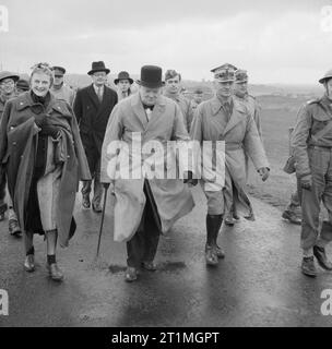 Winston Churchill pendant la Seconde Guerre mondiale au Royaume-Uni le Premier ministre Winston Churchill inspecte les troupes de la Brigade des fusils à carabine de 1st (1st corps polonais) basée à St Andrews à Fife, en Écosse, accompagnée de son épouse Clementine, qui porte le grand manteau d'un officier polonais. À droite de la photo se trouve le général W?adys?aw Sikorski, le C-in-C des forces armées polonaises et Premier ministre du Gouvernement en exil. Également identifié dans le groupe: Le général John Dill, chef de l'état-major général impérial (derrière Clementine); le Comte Edward Raczy?ski, ambassadeur des gouvernés polonais Banque D'Images