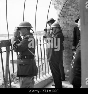 Winston Churchill l'activité de visualisation dans le canal d'un poste d'observation au château de Douvres pendant son tour de défense, 28 août 1940. Winston Churchill l'activité de visualisation dans le canal d'un poste d'observation au château de Douvres pendant son tour de défense, 28 août 1940. Les attaques aériennes ennemies étaient en cours à la fois, et deux bombardiers allemands ont été vus à planter dans la mer. Banque D'Images