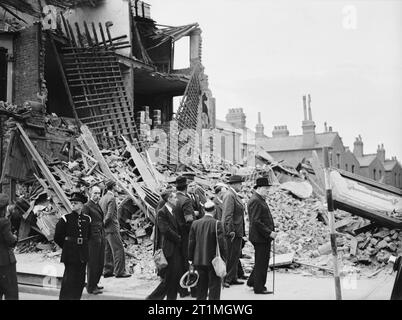 Visite de Winston Churchill à la bombe des zones endommagées de l'East End de Londres, 8 septembre 1940. Le Premier ministre britannique Winston Churchill ont bombardé des visites des immeubles dans l'East End de Londres, le 8 septembre 1940. Banque D'Images