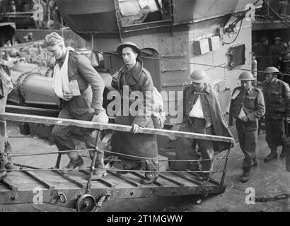 Des soldats britanniques blessés évacués de Dunkerque font leur chemin vers le haut de la gangpland d'un destroyer à Douvres, le 31 mai 1940. Les soldats britanniques 'marchant blessés' font leur chemin vers le haut de la gangplank d'un destroyer, Douvres, 31 mai 1940. Banque D'Images