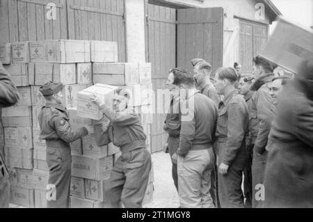 Libération du Stalag 7a, l'Allemagne, des colis alimentaires de la Croix-Rouge d'être délivré de la parcelle store après la libération du camp. Banque D'Images