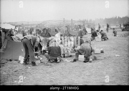 Libération du Stalag 7a, l'Allemagne, anciens prisonniers de guerre vivant dans des bivouacs en dehors des casernes surpeuplées dans le camp. Banque D'Images