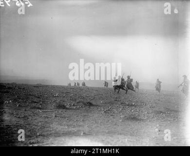 Les Forces du Commonwealth en Afrique du Nord 1941 infanterie australienne l'avancement lors de l'assaut sur Bardia, 6 janvier 1941. Banque D'Images