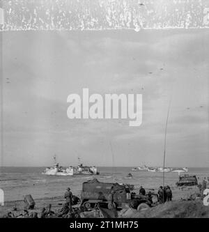 D-Day - Les Forces britanniques lors de l'invasion de la Normandie 6 juin 1944 trains de planeur 6th Airlanding Brigade, 6e Division aéroportée, survolant les véhicules et engins de débarquement sur la plage de la Reine en épée, sur la soirée du 6 juin 1944. L'AC une demi-piste peut être vu dans l'avant-plan, avec un Sherman BARV (Véhicule blindé de dépannage de plage) à l'œuvre dans la distance. Banque D'Images