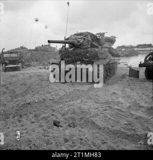 D-Day - Les Forces britanniques lors de l'invasion de la Normandie 6 Juin 1944 Un M10 Wolverine 3 pouces canon automoteur de 20e Régiment antichar sur Queen Red Beach, Sword, 6 juin 1944. Banque D'Images