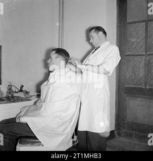 La démobilisation de l'armée britannique une récente arrivée à Tournai de presse Camp a couper les cheveux par un coiffeur. Banque D'Images