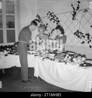 La démobilisation de l'armée britannique, fruits frais et fleurs pourrait être acheté à Tournai de presse Camp par ces militaires sur le point de rentrer chez eux. Banque D'Images