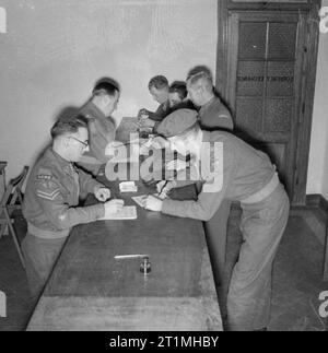 La démobilisation des officiers de l'Armée Britannique l'échange de devises pour Sterling à Tournai de presse Camp. Banque D'Images