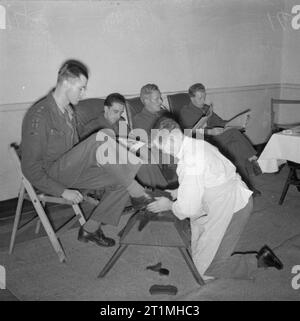 La démobilisation de l'armée britannique, un agent a ses chaussures nettoyées par le service de voiturier disponible à Tournai de presse Camp. Banque D'Images