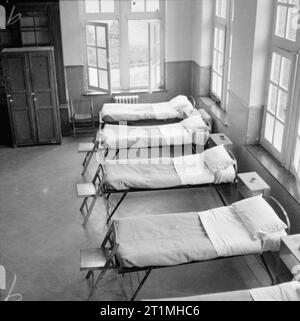 La démobilisation de l'armée britannique d'appoint dans l'un des quarts de sommeil des officiers à Tournai de presse Camp. Banque D'Images