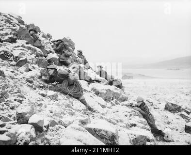 Câble transportant des marins, des fils téléphoniques et des explosifs d'une colline pendant la démolition formation formation à Hvalfjord en Islande, 1942. Sur une colline couverte de neige évaluations couvrent leurs camarades qu'ils portent, les fils de téléphone et d'explosifs à un objectif au cours de la formation à Hvalfjord, Islande. Ces marins sont en formation pour des travaux de démolition, où ils apprennent à préparer des accusations et de détonateurs pour la destruction des biens ennemis et les défenses, comme ils le feraient dans un débarquement ennemi pays occupé. Les hommes sont dirigés par des agents spécialement formés, qui les enseignent Banque D'Images