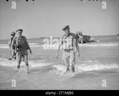 La campagne de Sicile 1943 personnalités : le commandant de la 1re Division canadienne, le Major Général G G Simonds, pataugeant à terre d'un bateau de débarquement. Banque D'Images