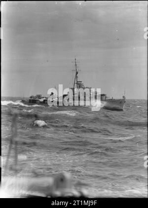 La flotte britannique du Pacifique 1944-1945 QUADRANT HMS en cours en mer agitée. Le navire d'abord été exploité sous le numéro de coque G11, mais a été transféré à la flotte britannique du Pacifique en 1945. À ce titre, elle, comme d'autres destroyers, a changé son numéro à un fanion en vertu de la d'un drapeau (dans ce cas D17) afin de les mettre en conformité avec le style de la marine des États-Unis. Banque D'Images