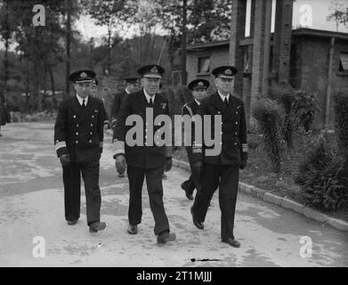 La marine polonaise pendant la Seconde Guerre mondiale l'amiral Jerzy ?wirski et l'amiral de la flotte Sir Charles Forbes sur le chemin de la cérémonie. Banque D'Images