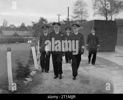 La marine polonaise pendant la Seconde Guerre mondiale l'amiral Jerzy ?wirski et l'amiral de la flotte Sir Charles Forbes sur le chemin de la cérémonie. Banque D'Images