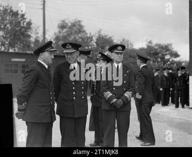 La marine polonaise pendant la Seconde Guerre mondiale l'amiral Jerzy ?wirski et l'amiral de la flotte Sir Charles Forbes avant la cérémonie. Banque D'Images