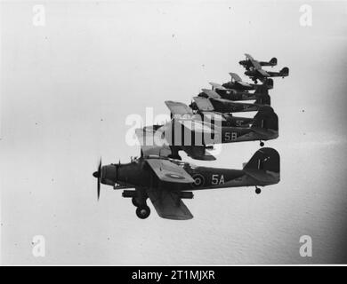 La Royal Navy pendant la Seconde Guerre mondiale, huit avions de germon Fairey 820 Naval Air Squadron en échelon, d'entamer un exercice comptable et torpilles factices. Banque D'Images