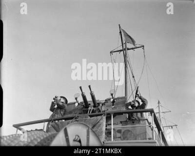 La Royal Navy pendant la Seconde Guerre mondiale, des belvédères à bord Motor Minesweeper 136 debout de chaque côté de la double 0,5 pouce mitrailleuses et scruter le ciel pour les aéronefs ennemis. Banque D'Images