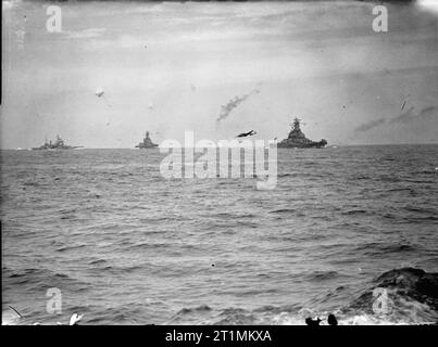 La Royal Navy pendant la Seconde Guerre mondiale, Handley Page Hampden-bombardiers torpilleurs effectuer une attaque réaliste sur les cuirassés britanniques et américaines au cours exercices combinés. Banque D'Images