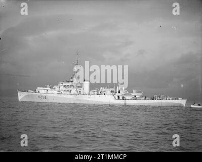 La Royal Navy pendant la Seconde Guerre mondiale, la classe de la rivière de la frégate HMS HELMSDALE à Greenock. Elle a été commandée par le Lieutenant Commander L J Simpson, RNR. Banque D'Images