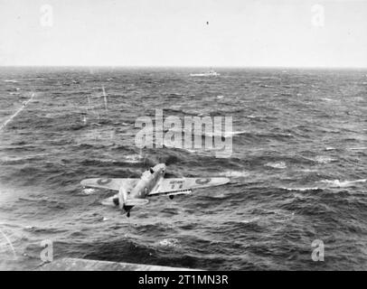 La Royal Navy pendant la Seconde Guerre mondiale d'un Hawker Sea Hurricane de l'Escadron 825 de la Fleet Air Arm, décolle de l'envol du HMS Vindex lors d'un convoi de l'Atlantique. L'un des navires d'escorte du transporteur peut être vu de l'avant. Banque D'Images