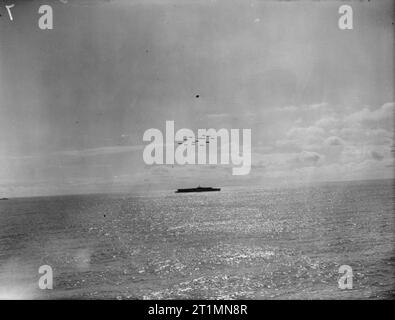 La Royal Navy pendant la Seconde Guerre mondiale dans la distance une formation de Chance-Vought corsaires survolant HMS FURIOUS. Banque D'Images