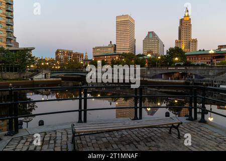 Les bâtiments du centre-ville de Providence se reflètent dans la rivière au crépuscule Banque D'Images