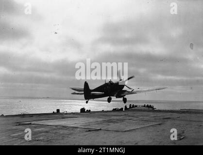 La Royal Navy pendant la Seconde Guerre mondiale un Supermarine Seafire, décoller de la porte-avions furieux. Banque D'Images