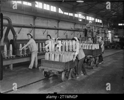 La Royal Navy pendant la Seconde Guerre mondiale, les femmes travaillant dans la salle de peinture de coque à l'armement naval Depot à Priddy est difficile. Banque D'Images