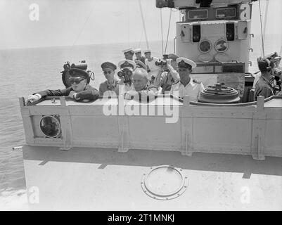 La Royal Navy pendant la Seconde Guerre mondiale, le premier ministre Winston Churchill, M. Patterson (États-Unis), Secrétaire général adjoint à la guerre et (à droite, derrière, avec des jumelles) Général Somerville (US Army) regarder les progrès de l'invasion du sud de la France à partir de la passerelle d'un destroyer. Banque D'Images