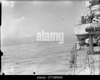 La Royal Navy pendant la Seconde Guerre mondiale, alliés à l'invasion de plaisance au large des plages du sud de la France. Photographie prise à partir à bord du HMS KIMBERLEY le commandant suprême, commande de la Méditerranée, le général sir Henry Maitland Wilson et le commandant en chef de la flotte Méditerranée alliées, l'amiral sir John Cunningham vu les progrès des débarquements sur la côte sud de la France (ni les hommes sont visibles). Banque D'Images