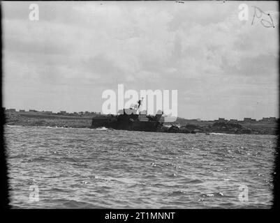 La Royal Navy pendant la Seconde Guerre mondiale, le destroyer Allemand Z 32 torpillé couché naufrage au large des côtes bretonnes. Elle a été endommagée et échoués après une course poursuite par le destroyer canadien NCSM HAIDA. Plus tard, lorsque les avions de reconnaissance signale qu'elle a une équipe de maintenance travaillant sur elle et que ses armes étaient occupées, elle a été attaqué et torpillé par British Motor Torpedo Boats de lumière Forces côtières, dirigé par le lieutenant Tom Cartwright, DSC RNVR qui anéantis dans le cadre de l'ennemi pour finir ses batteries côtières au large. Banque D'Images