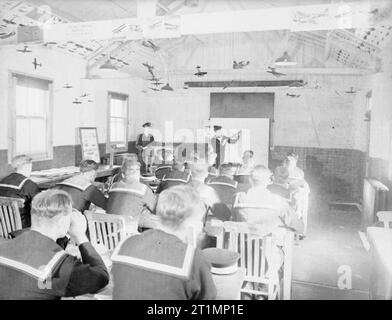 Les stagiaires de la Fleet Air Arm à St Vincent, HMS Gosport, août 1943 les élèves officiers entreprendre une reconnaissance d'avions en classe le HMS ST VINCENT, la Marine royale, l'établissement de formation pour les élèves-officiers de la direction générale de l'air à Gosport, Hampshire. Banque D'Images