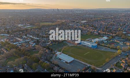 Une vue aérienne de Burnage Academy for Boys regardant vers le centre-ville de Manchester. Banque D'Images