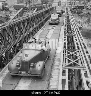 Le Premier ministre Winston Churchill visite Caen, France, en juillet 1944 le Premier ministre Winston Churchill et le général Sir Bernard Montgomery traversant l'Orne au-dessus du ?Winston? Bridge, 22 juillet 1944. Banque D'Images