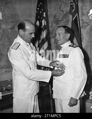 La Royal Navy pendant la Seconde Guerre mondiale, le Vice-amiral William Glassford, commandant des forces américaines en Méditerranée, la Légion du Mérite des États-Unis, commandant en chef (degré) décoration sur l'amiral sir John Cunningham, commandant en chef de la Méditerranée. La cérémonie a eu lieu à l'amiral Glassford's Villa à Naples, en Italie. Banque D'Images