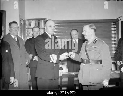 La Royal Navy pendant la Seconde Guerre mondiale, Lord Elgin, le lord lieutenant du comté, la présentation de la clé d'or pour le commandant en chef, le Vice-amiral sir Charles Gordon Ramsey, KCB après l'ouverture de la société marins britanniques Hostel, Rosyth, Fife. Banque D'Images