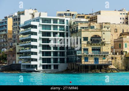 San Giljan (St Julian’s), Malte - 16 mai 2020 : une villa du 18e siècle, à côté du moderne centre d’affaires ST Balluta, à l’entrée de la baie de Balluta. Banque D'Images